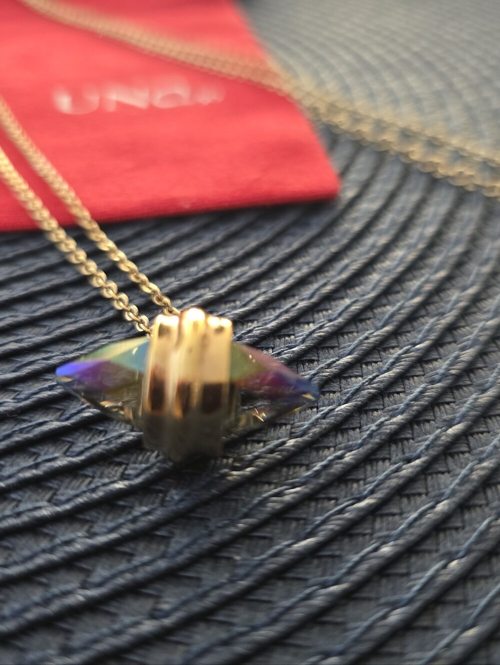 UNO de 50 Gold-Tone Necklace with Iridescent Purple-Green Crystal - Picture 4 of 4